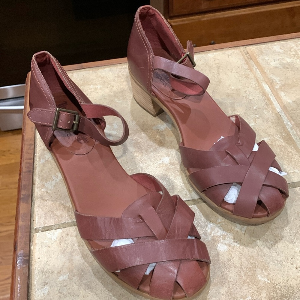Excellent cond.  leather shoes worn a couple of times